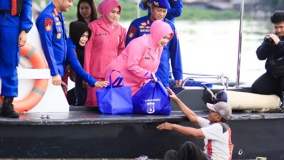 Bhayangkari Polda Kalsel berbagai di Batola dan Banjarmasin