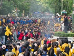 Demo Kawal Putusan MK di Kalsel Berlangsung Hingga Malam, Berakhir Bentrok