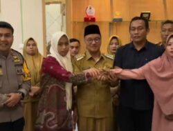 Berakhir Damai! Supriyani dan Orang Tua Korban Saling Memaafkan