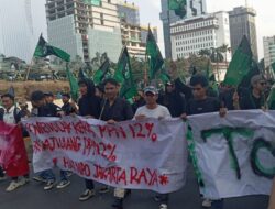 Massa HMI Kepung Patung Kuda, Tolak Kenaikan PPN 12 Persen