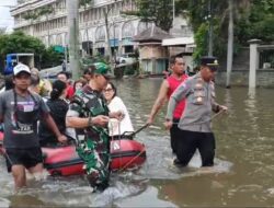 Polri Sigap Hadapi Banjir, Personel Polsek Cengkareng Evakuasi Warga di Perumahan Taman Kencana