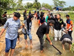 SMAN 1 Kusan Hilir dan Politeknik Batulicin Tanam 100 Pohon Bakau untuk Lindungi Pantai