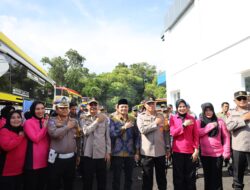 Kapolda Kalsel Lepas 10 Armada Bus Mudik Gratis, 400 Warga Pulang Kampung