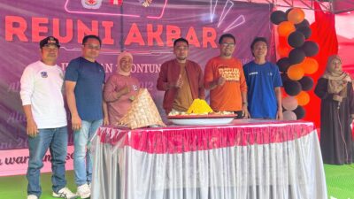 Sesi pemotongan Nasi Tumpeng SMAN 1 Kontunaga