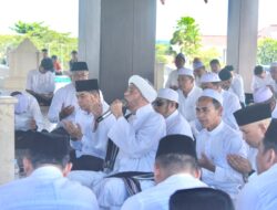 Bersama Al Habib Musthofa, Bupati Tanah Bumbu Hadiri Safari Dakwah dan Ziarah