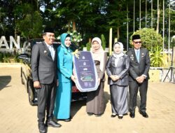 Pemkab HSS Serahkan Mobil Operasional untuk Antar-Jemput Pasien RSUD Hasan Basry