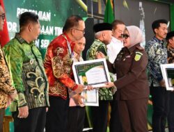 Sekda HSS Terima Penghargaan saat Peresmian Gedung Baru Kejati Kalsel