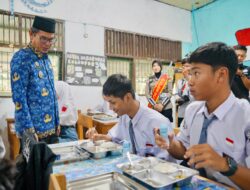 Wabup Akhmad Fauzi Tinjau Program Makan Bergizi Gratis Polres Balangan di Tiga Sekolah
