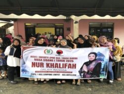 DPRD Tanah Bumbu Serahkan Bak Sampah Saat Reses