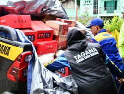 Bupati HSS Serahkan Bantuan Sembako kepada Warga Terdampak Banjir di Loksado