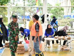 Bupati HSS Tinjau Dapur Umum dan Pos Layanan Kesehatan bagi Warga Terdampak Banjir