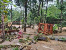 Warga Loksado Kesulitan, Jembatan Desa Tumingki Hancur karena Banjir