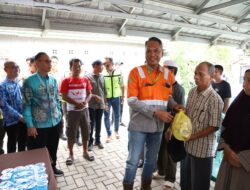 Sekda HSS Saksikan Penyaluran 1.000 Paket Bantuan Sosial PT AGM untuk Warga Kaliring dan Padang Batung