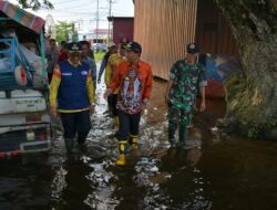 Bupati HSS Tinjau Warga Terdampak Banjir di Desa Tumbukan Banyu, Salurkan Bantuan Logistik