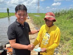 Wabup HSS Tinjau Gotong Royong Pembuatan Jembatan Darurat di Bangkau, Pastikan Akses Warga Tetap Terjaga