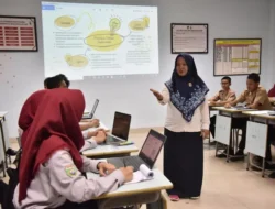 Anggota DPR RI: Honor Guru Rp200 Ribu Bentuk Pelanggaran HAM oleh Negara