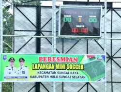 Semangat Pembangunan Tak Surut oleh Hujan, Bupati HSS Resmikan Lapangan Mini Soccer Sungai Raya