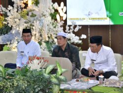 Maulid Nabi di Pendopo Bupati HSS, Pemkab Serahkan Beasiswa Mahasiswa Timur Tengah