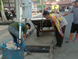 Dinas PUPR Balangan Pasang Kembali Penutup Drainase di Taman Sanggam