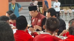 Gus Ipul Makan Malam Bersama Siswa Sekolah Rakyat, Tekankan Kesungguhan Belajar
