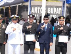 Bupati Tanah Bumbu Beri Penghargaan kepada Dua Personel Polres