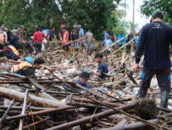 Ajak Ratusan Relawan, Pemkot HST Gotong Royong Bersihkan Sungai Desa Masiraan