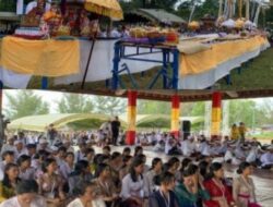 Ribuan Umat Hindu Kalsel Rayakan Upacara Melasti di Pantai Wisata Madani