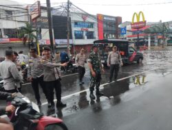 Kapolsek Kebon Jeruk Cek Genangan Akibat Hujan Deras, Pastikan Kondisi Terkendali