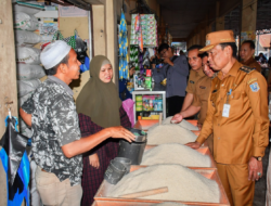 Wabup HSS Tinjau Pasar Nagara, Pastikan Harga Stabil & Salurkan Bantuan