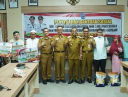 Wujudkan Kesejahteraan Bumi Rakat Mufakat, Bupati HSS Salurkan Bantuan Sosial