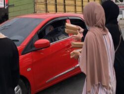 Santriwati Iskan Banat Kandangan Bagikan 155 Takjil dalam Milad ke-15 Ponpes Dalam Pagar