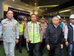 Hari Pertama Operasi Ketupat 2025, Kakorlantas dan Menhub Tinjau Arus Mudik di Pelabuhan Merak