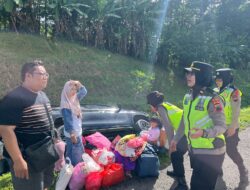 Polwan Pospam KM 445 Sigap Bantu Pemudik Korban Kecelakaan di Tol Ungaran-Salatiga