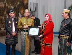 Peringatan HUT ke-22, Bupati Tanah Bumbu Anugerahkan Penghargaan AKIP 2024 kepada SKPD Terbaik