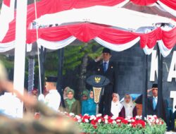 Di Tengah Hujan, Bupati Tanah Bumbu Pimpin Upacara Harkitnas dan HUT ALRI Divisi 4 dengan Penuh Semangat