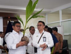 Potensi Kelapa Genjah Bikin Wamen Transmigrasi Terkesima