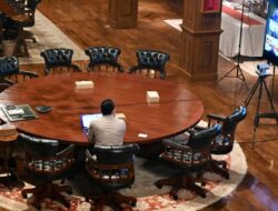 Presiden Prabowo Pimpin Rapat Terbatas Bahas Strategi Nasional Usai Kunjungan Kerja ke Karawang