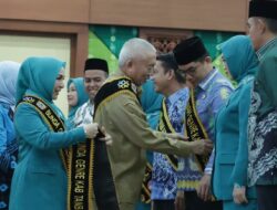 Bupati Andi Rudi Latif dan Andi Irmayani Resmi Dikukuhkan sebagai Ayah dan Bunda GenRe Tanah Bumbu