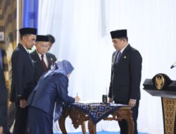 Bupati Tanah Bumbu Lantik Yulian Herawati sebagai Sekda Baru