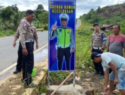Cegah Laka Lantas, Satlantas Polres Tanah Bumbu Pasang Traffic Safety Cone dan Plang Himbauan