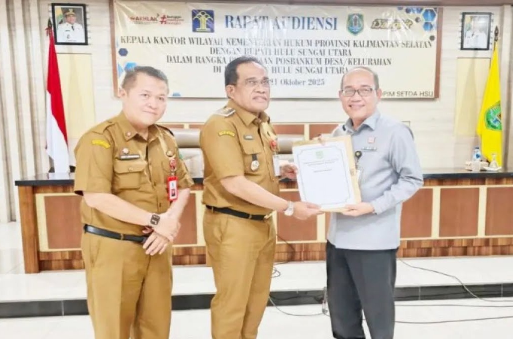 Penyerahan Surat Tanda Registrasi (STR) Pos Bantuan Hukum (Posbankum) kepada Bupati HSU Sahrujani, di Amuntai, Selasa (21/10/2025). (Foto: Fikri/Nusawarta.id)
