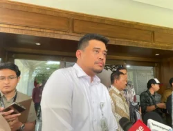 ICW Sindir KPK Lewat Aksi Teatrikal: “Kalau Masih Independen, Periksa Bobby Sekarang!”