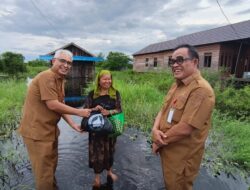 Bupati dan Wakil Bupati HSU Serahkan Bantuan Sembako untuk Warga Terdampak Banjir di Amuntai Tengah