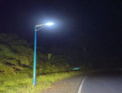 Pemkab Tanah Bumbu Pasang Penerangan Jalan Tenaga Surya dan APILL di Jalur Alternatif Batulicin–Banjarbaru
