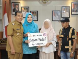 Bupati HSS Serahkan Beasiswa bagi Anak Korban Kekerasan