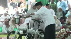 Gibran Bagikan Sepeda untuk Santri di Haul KH Wahab Chasbullah, Sebut Generasi Pesantren Calon Pemimpin Bangsa