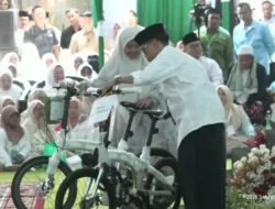 Gibran Bagikan Sepeda untuk Santri di Haul KH Wahab Chasbullah, Sebut Generasi Pesantren Calon Pemimpin Bangsa