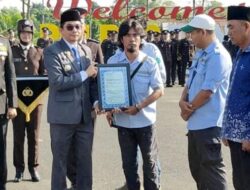 Bupati Tanah Bumbu Serahkan Penghargaan kepada Tiga Penyelam Jhonlin Group di Peringatan Hari Bhayangkara ke-80