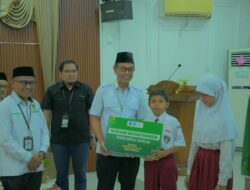 Sekda HSS Salurkan Bantuan Pendidikan Baznas dan Beasiswa bagi Pelajar serta Mahasiswa