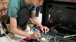 Tunjukkan Kontribusi, Mahasiswa UM BBM Perbaiki Kerusakan Perangkat Elektronik Kantor Desa Sumberpasir